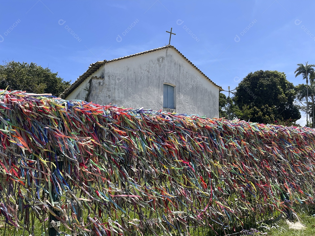 Muitas fitinhas enfrente a igreja histórica