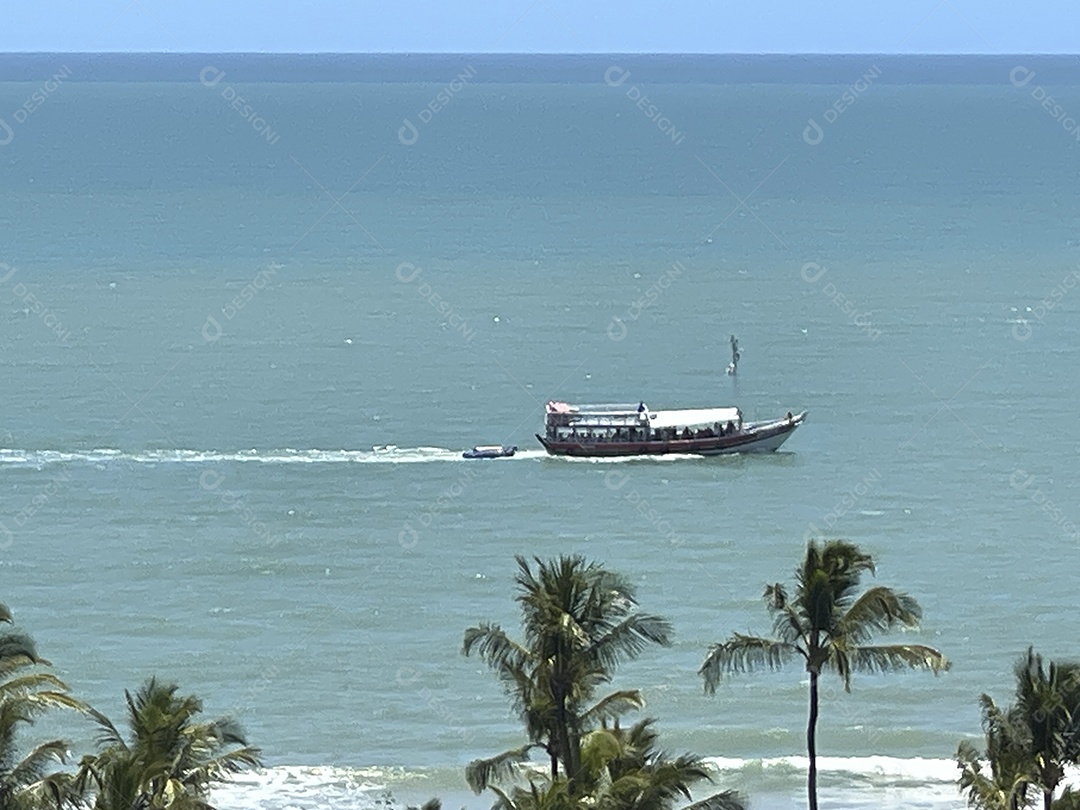 Barco navegando no mar