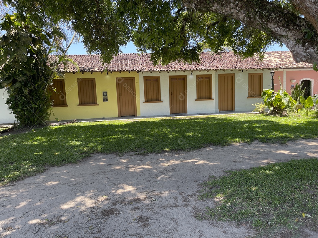 Casas e pousadas e árvore