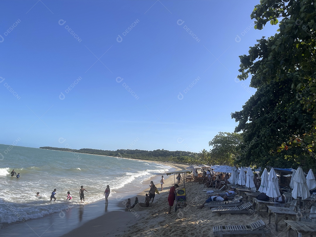 Muitas pessoas se divertindo na praia