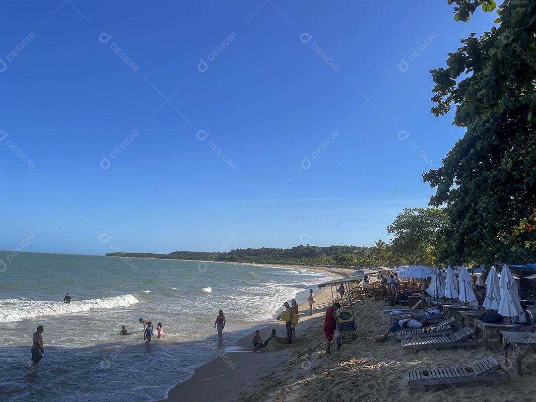 Muitas pessoas na praia