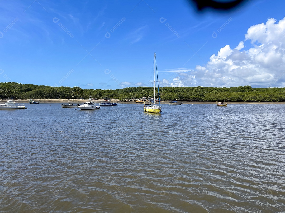 Barcos ancorados no rio