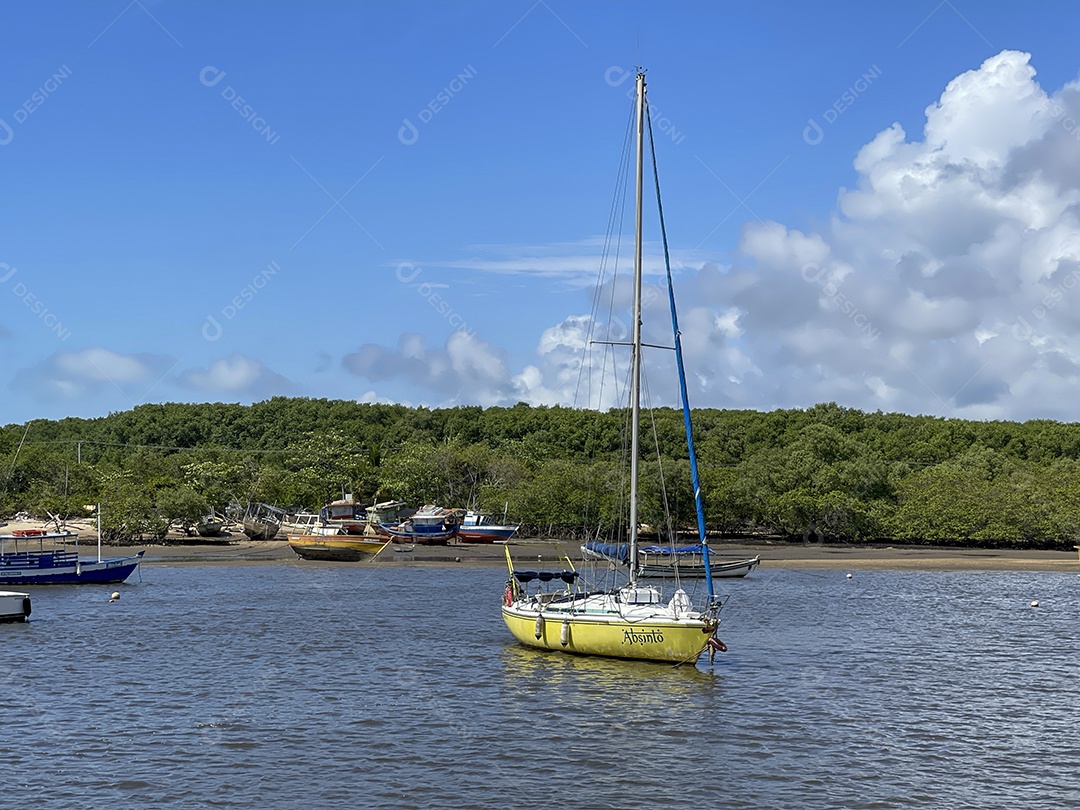 Barco amarelo navegando