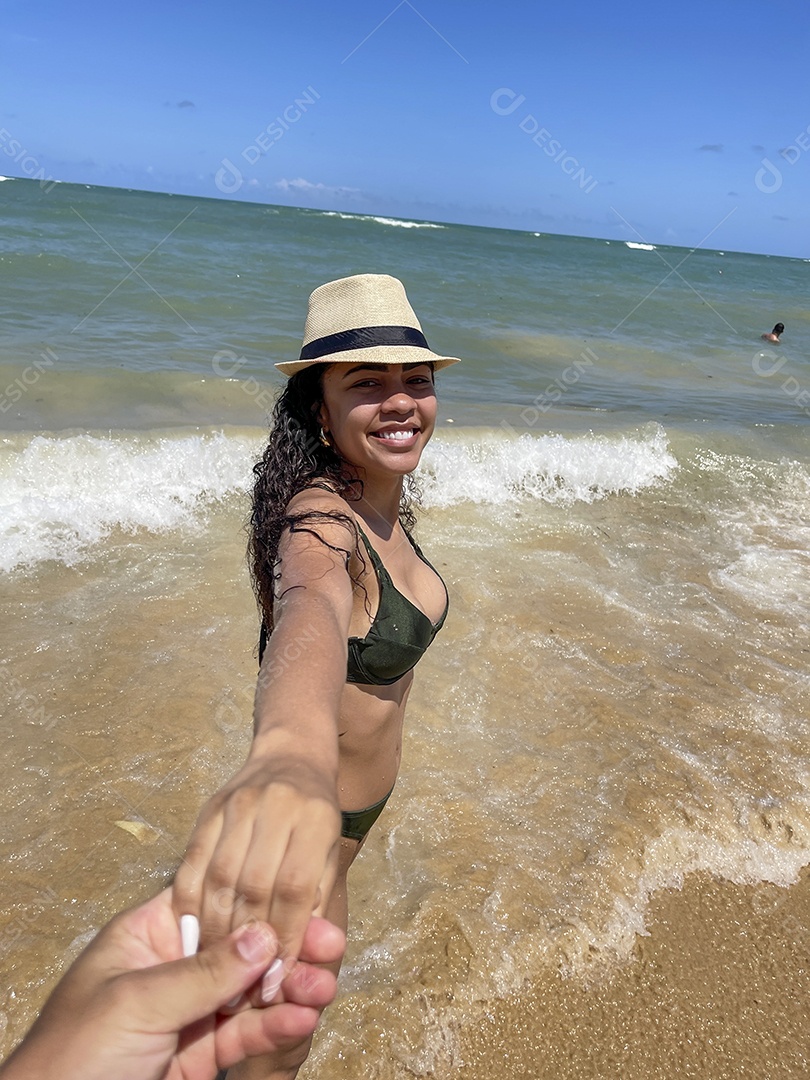 Mulher em uma praia linda