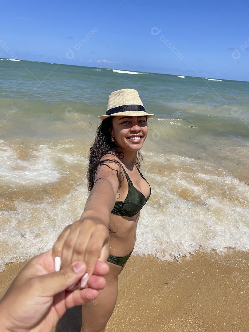Jovem linda na praia