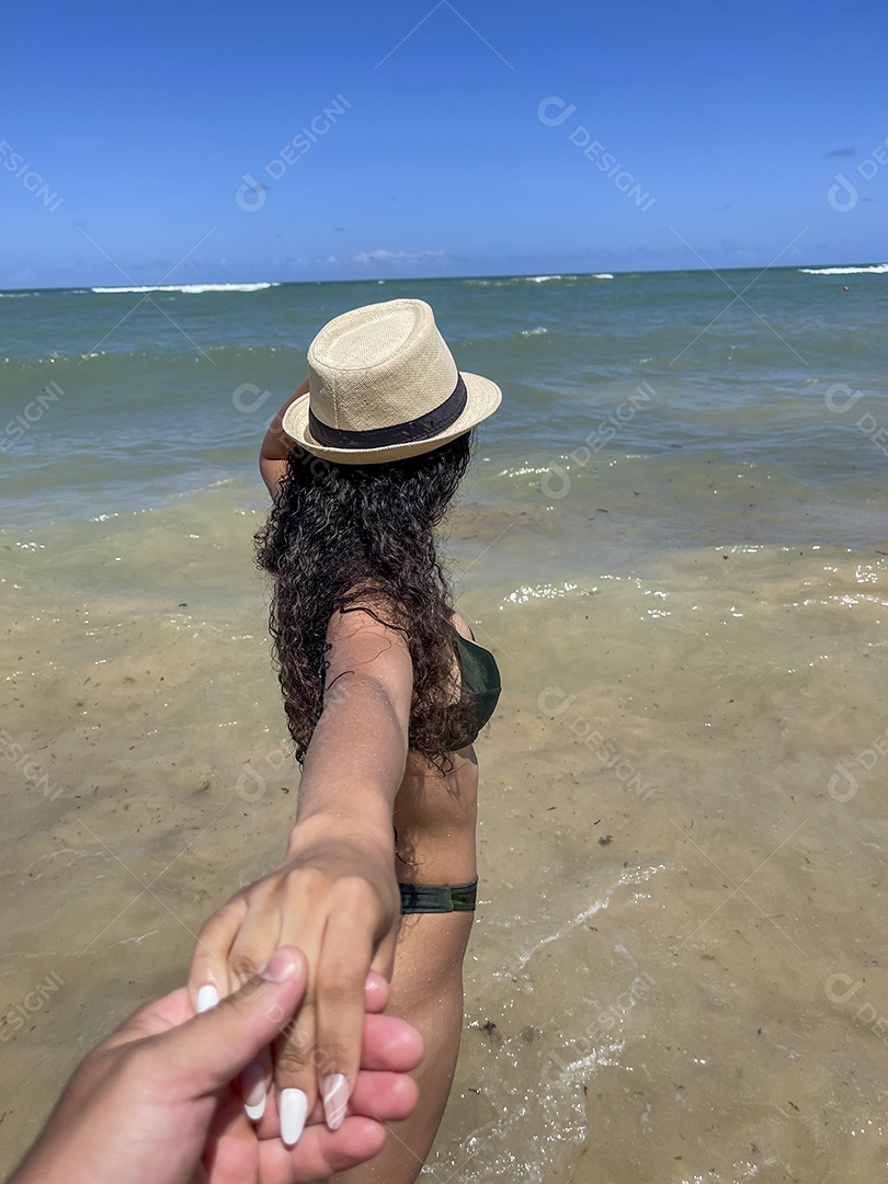 Mulher linda admirando praia