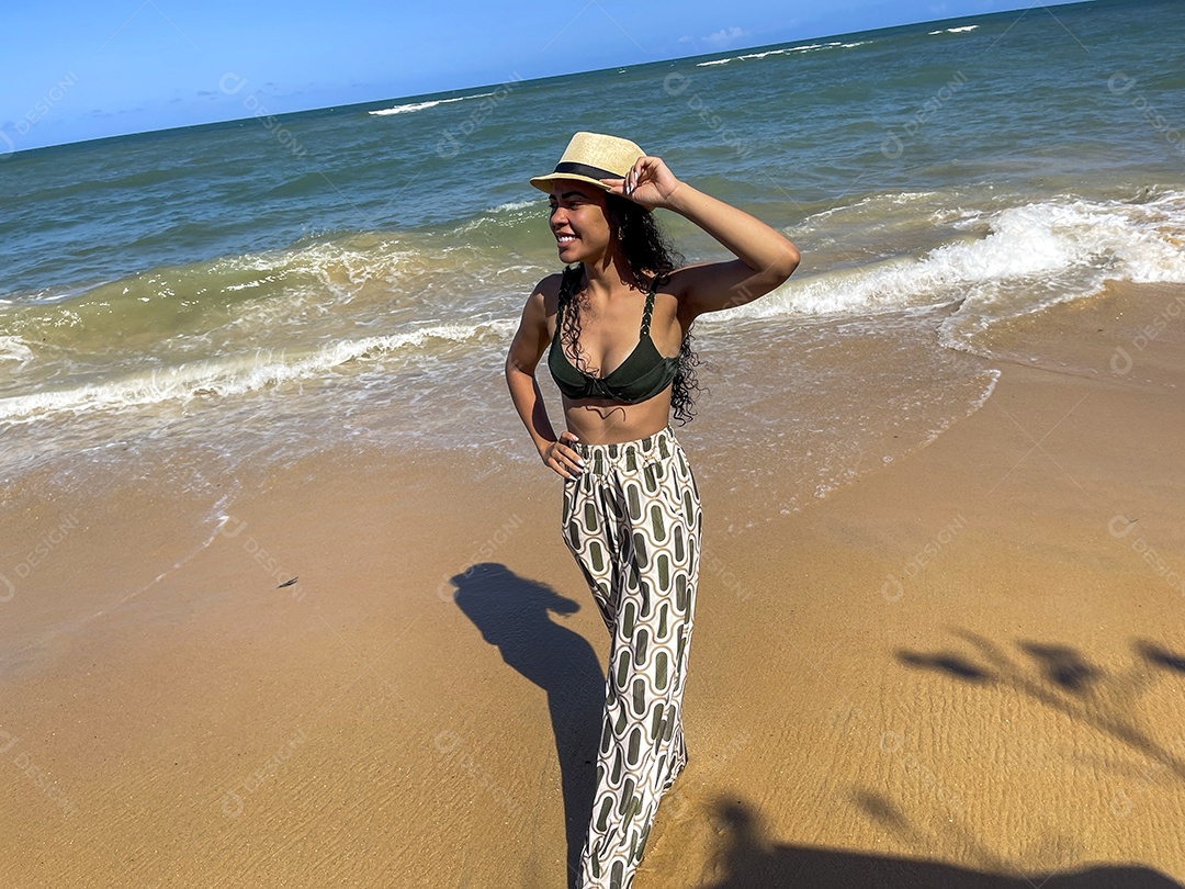 Jovem feliz na praia de féria linda