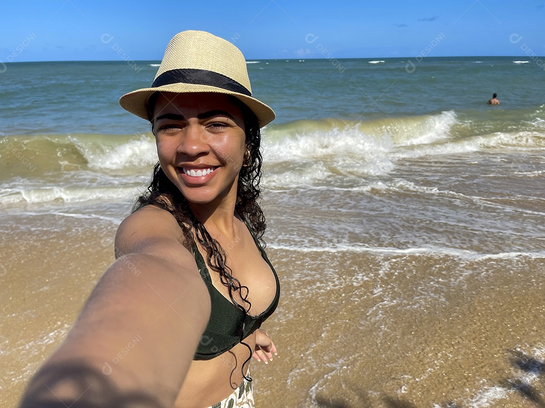 Jovem usando chapéu com roupa de banho com fundo de mar