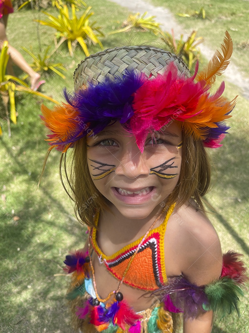 Menina fofa com trajes indígenas linda