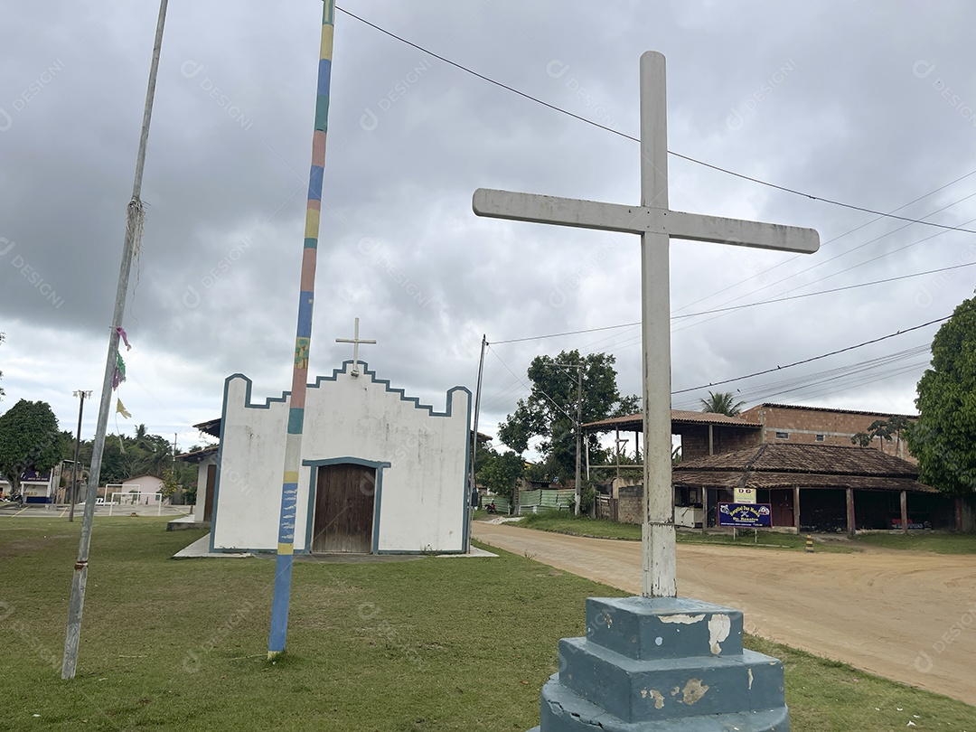 Igreja histórica com cruz na frente linda