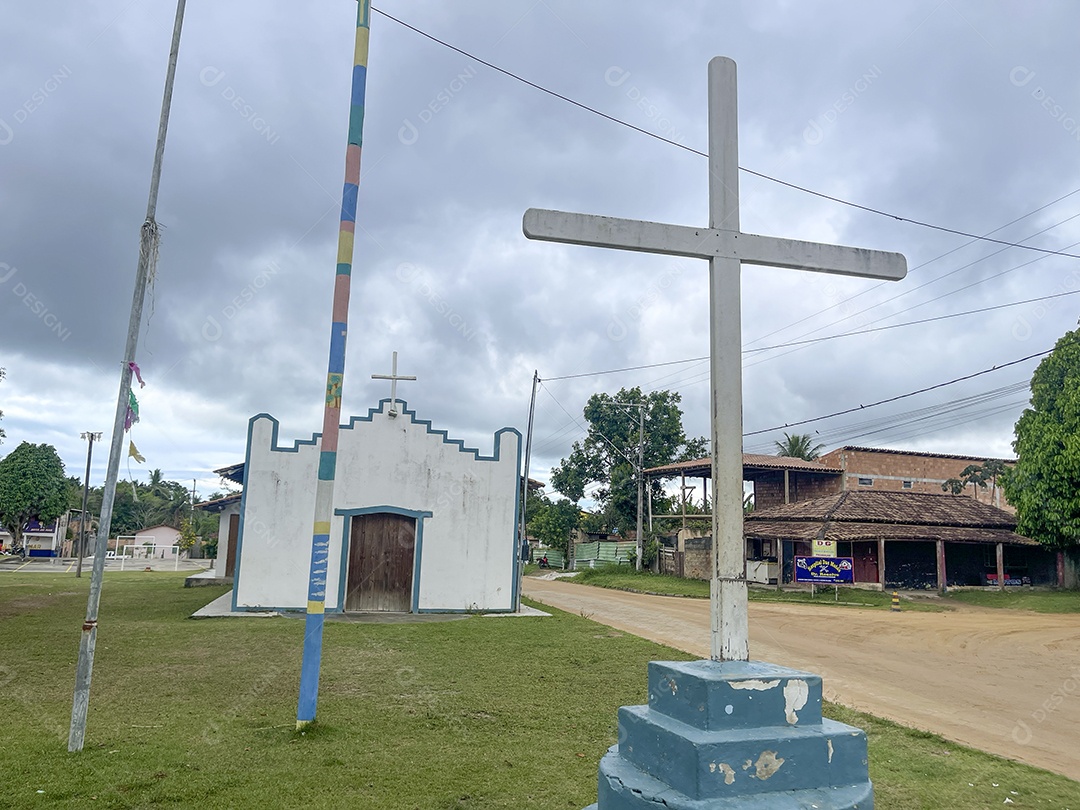 Igreja turítica linda com cruz na frente