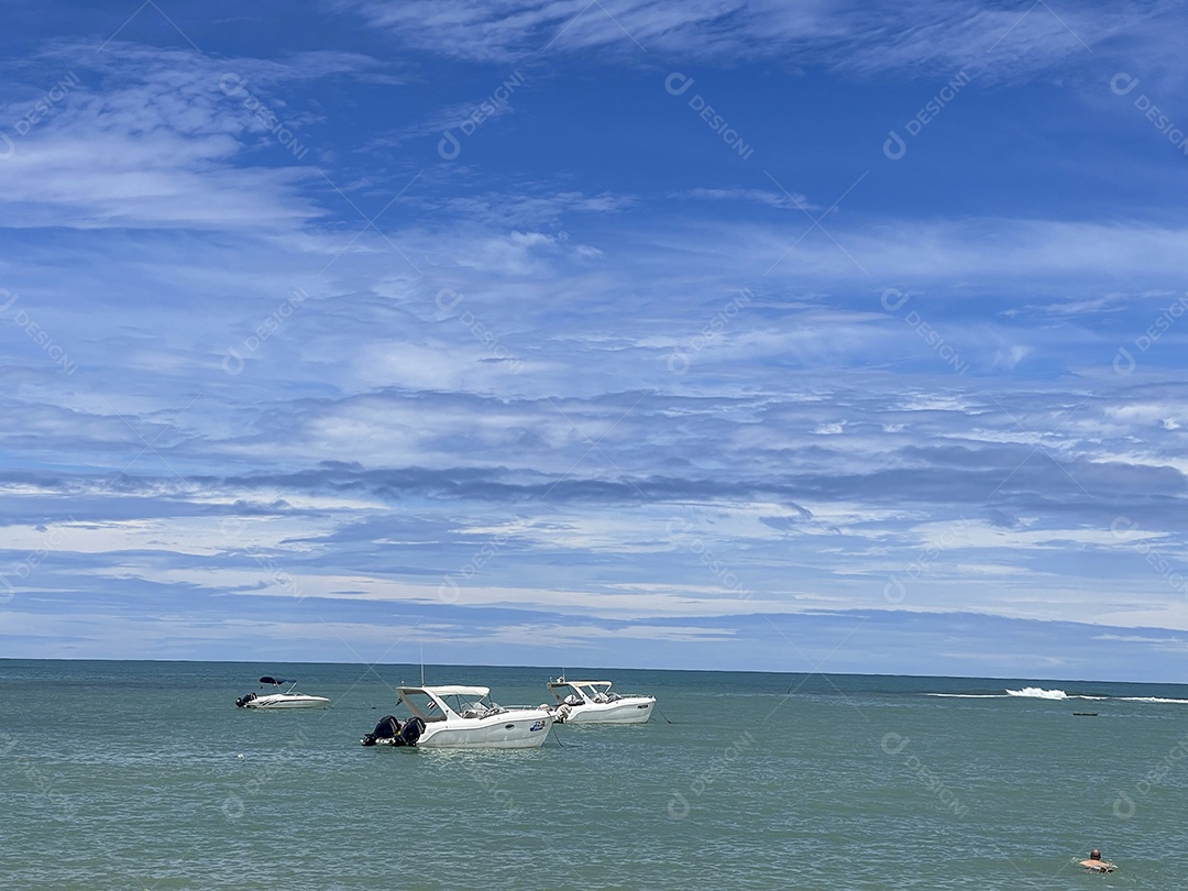 Barcos e lanchas no mar