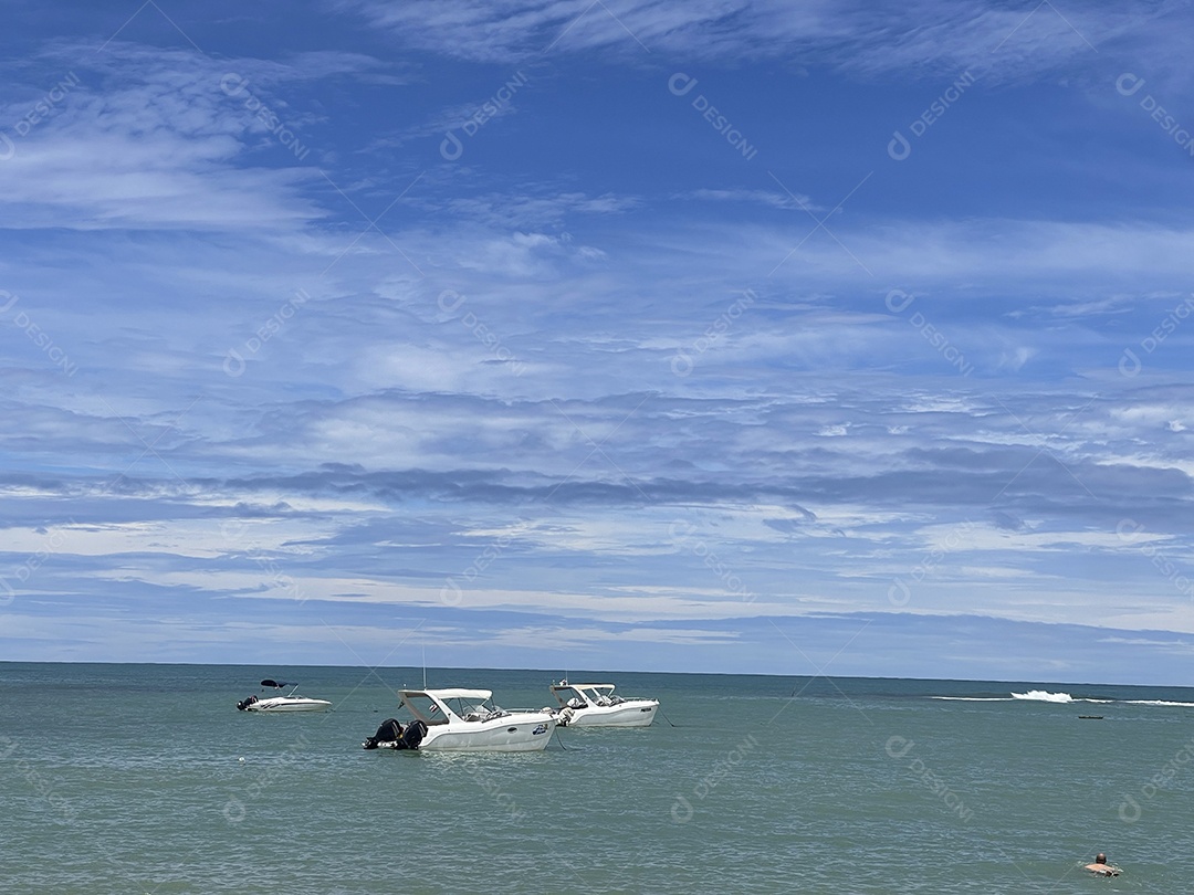 Barcos ancorados no rio