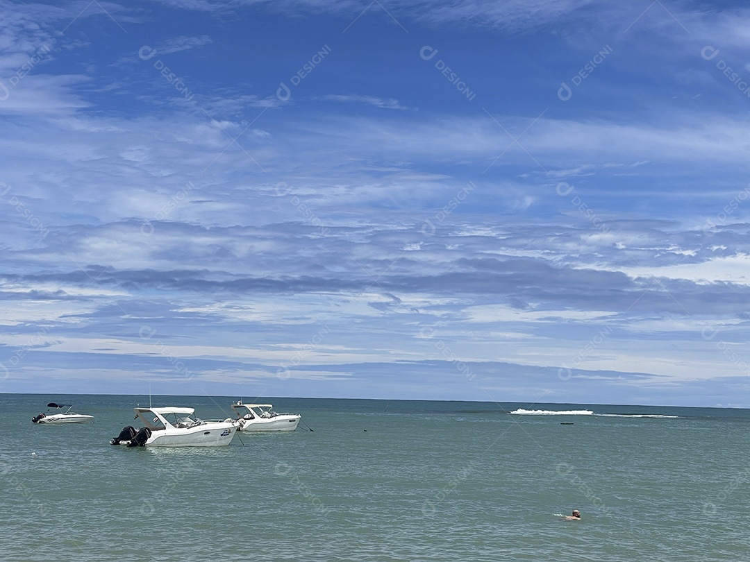 Barcos no mar azul ancorados