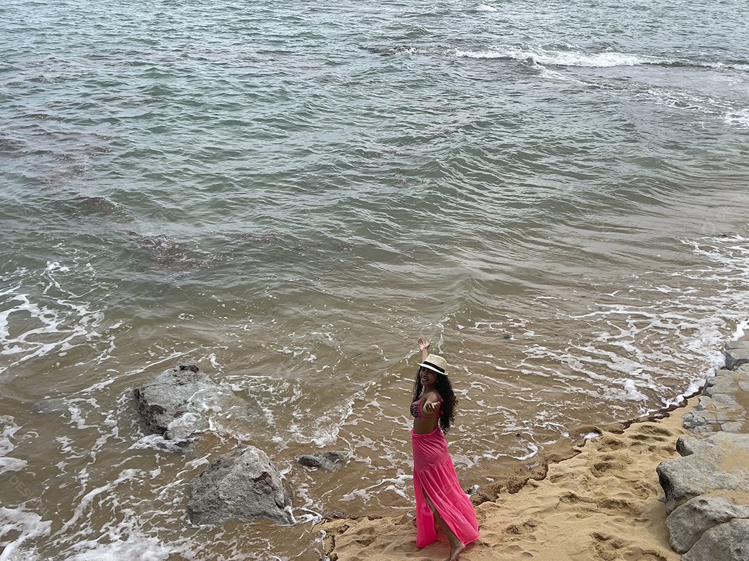 Jovem linda mulher com mar na frente