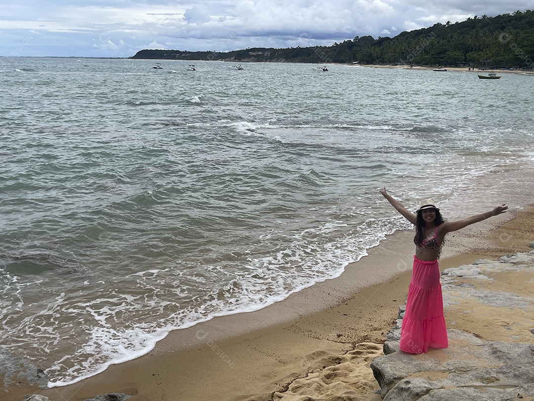 Jovem linda com pose na frente do mar