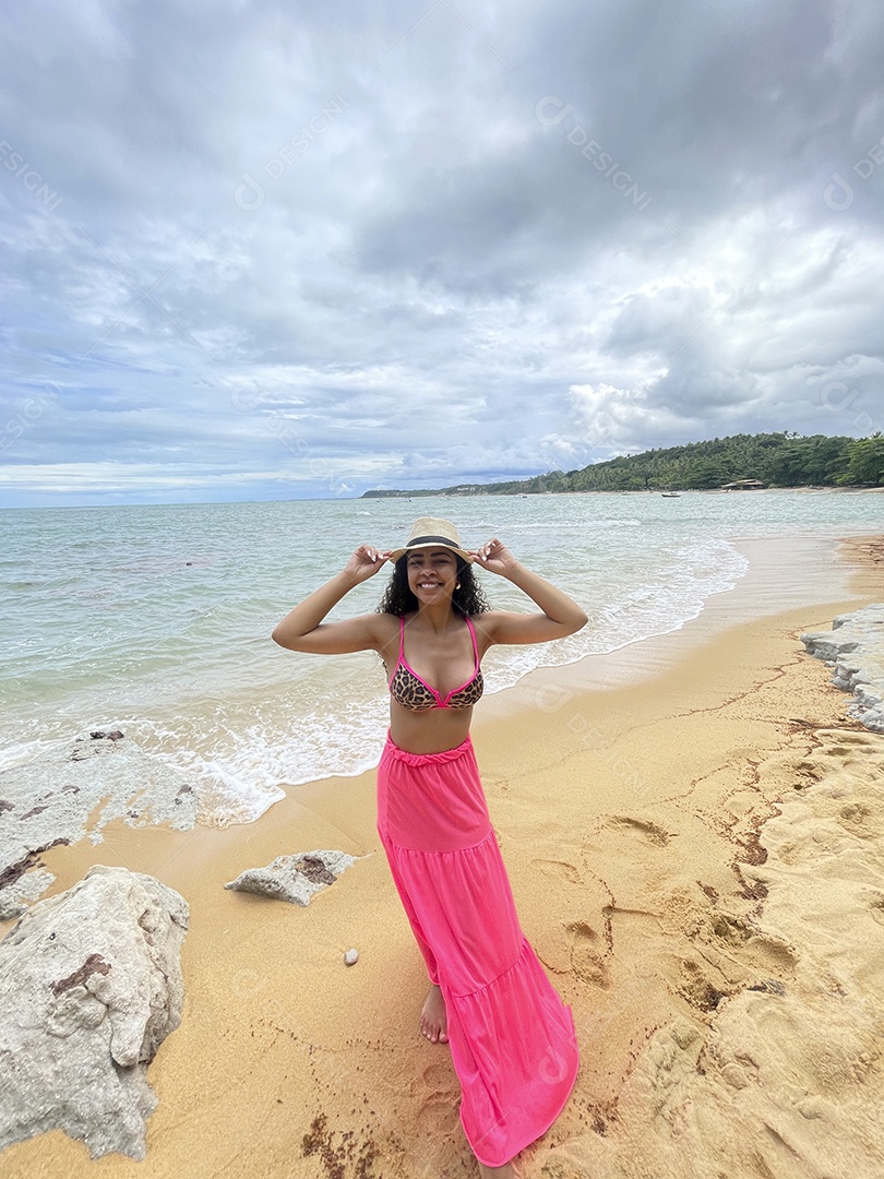 Linda mulher usando chapéu na praia