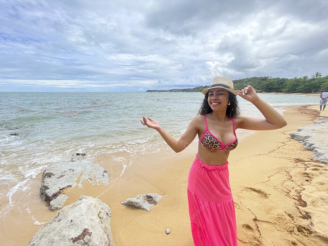 Mulher linda de biquini na praia bem feliz