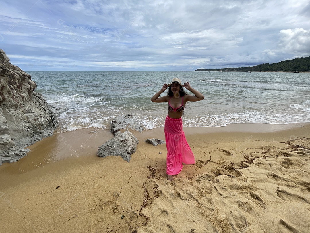 Mulher linda na praia posando para fotos