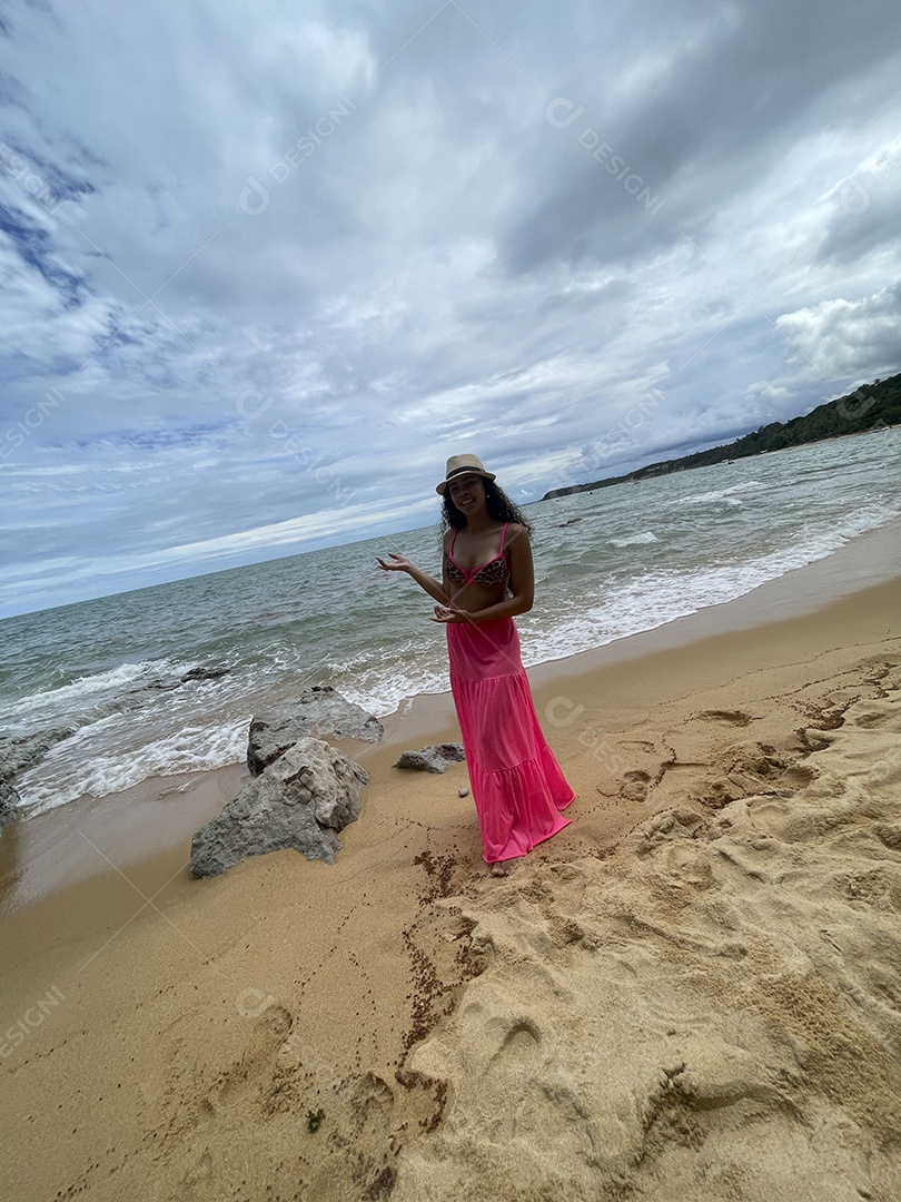 Mulher linda enfrente ao mar aberto