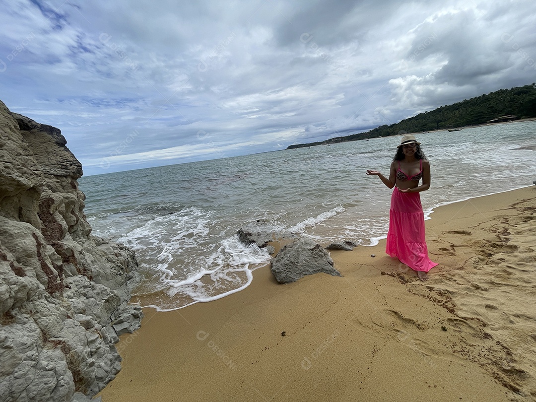 Mulher linda de biquini na praia bem feliz