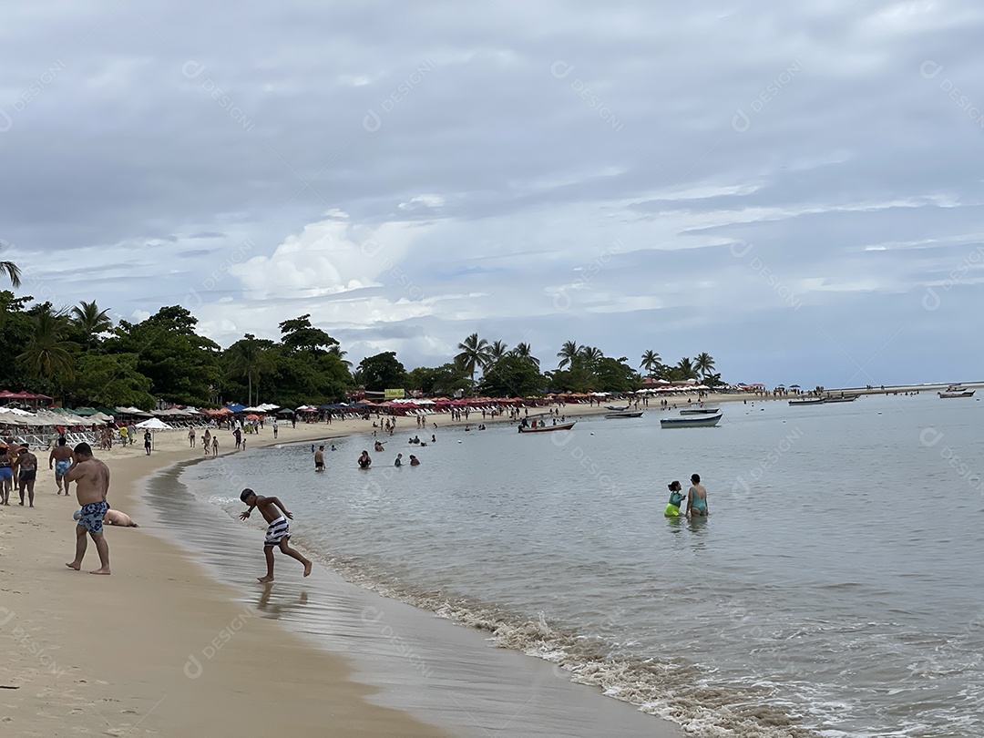 Praia movimentada em um dia de sol