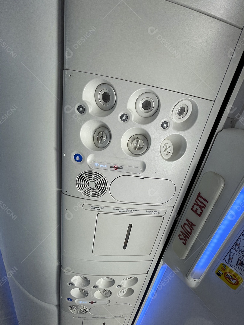 Interior de um avião com botões e indicações