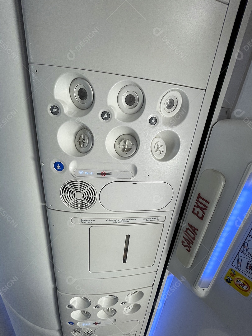 Interior de um avião com botões e indicações