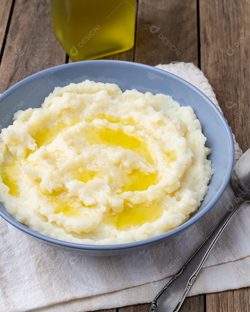 Tigela com purê de batatas e azeite