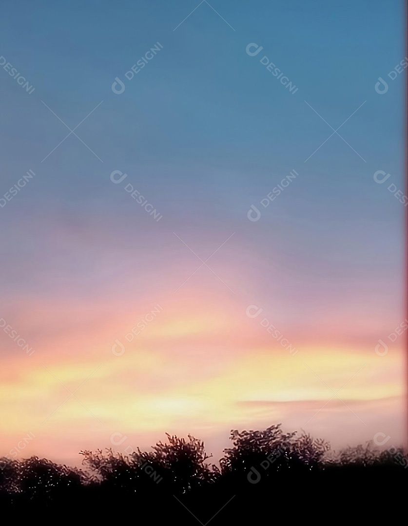 Um pôr do sol é mostrado em um dia nublado