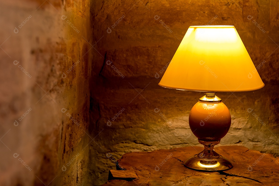 Cabeceira de madeira com lâmpada de luz amarela