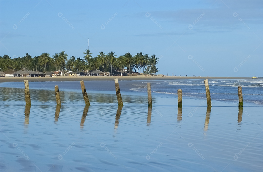 Praia linda com quiosques beira mar