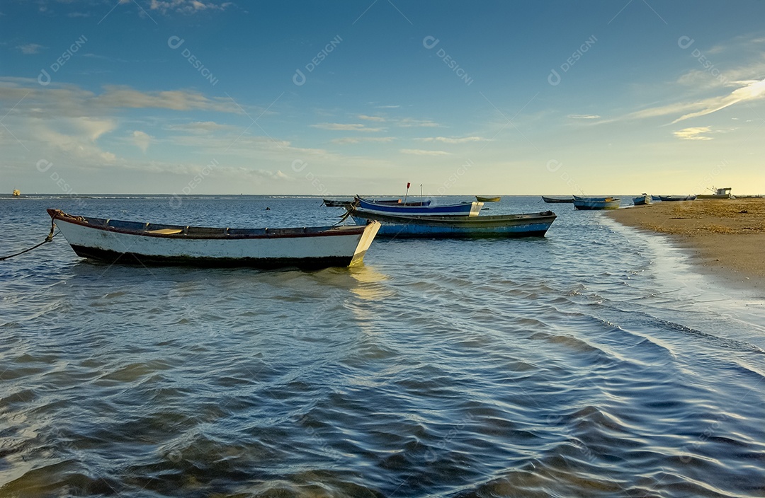 Barcos no mar contra céu lindo