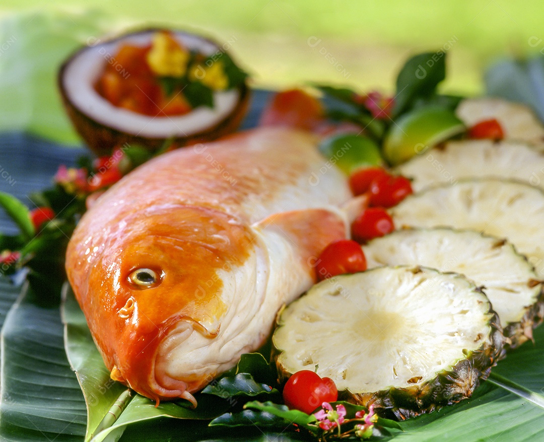 Carpa fresca com frutas tropicais e guarnição de coco