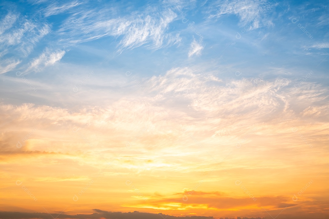 Céu dourado em um pôr do sol