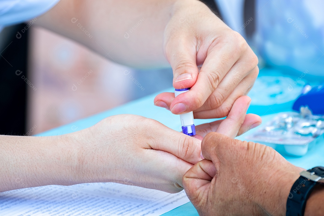O médico está tirando sangue da ponta do dedo