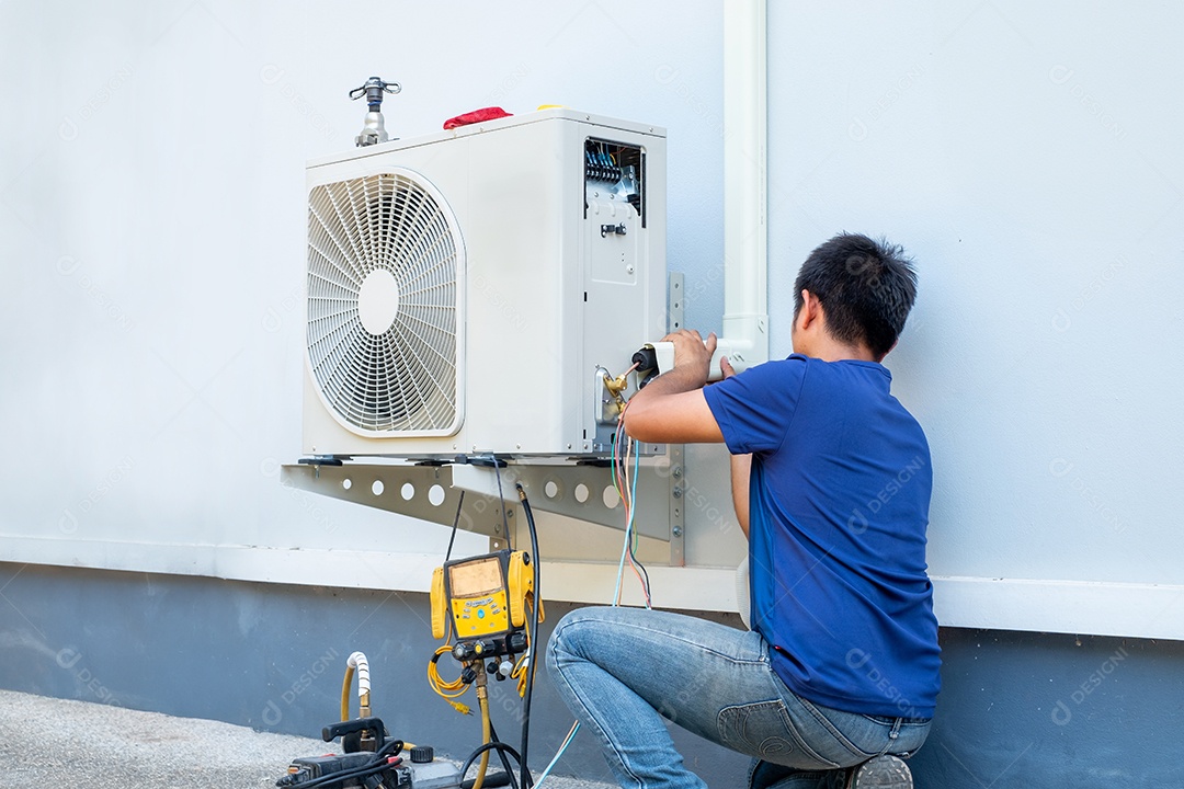 Homem dando manutenção em ar condicionado