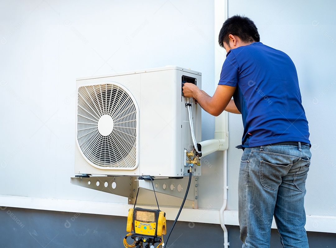 Tecnico dando manutenção em ar condicionado