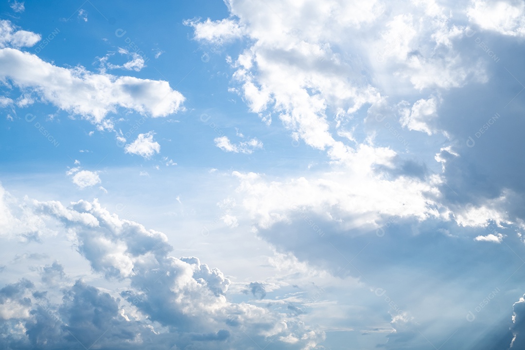 Céu aberto com muitas nuvens