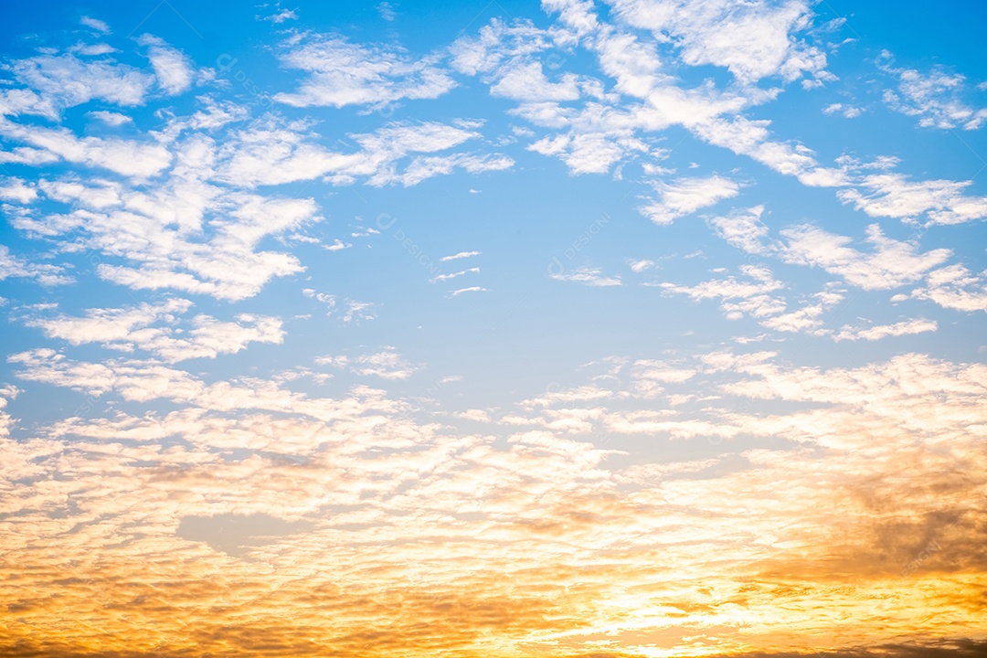 Muitas nuvens ao céu aberto