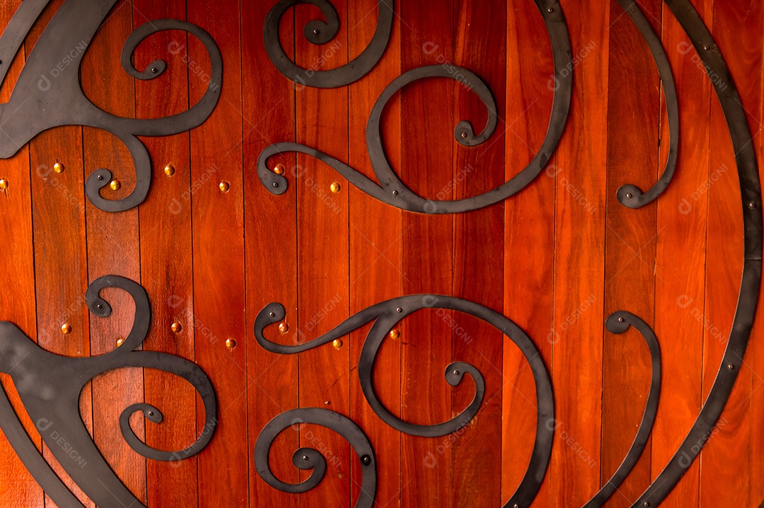 Porta redonda com detalhes em metal