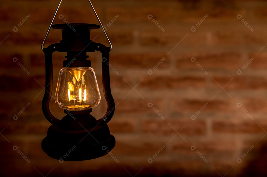 Lanterna elétrica vintage com luz amarela