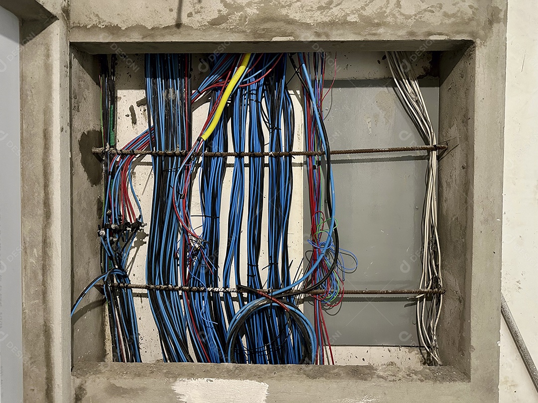 Fios e cabos elétricos sendo instalados em uma construção