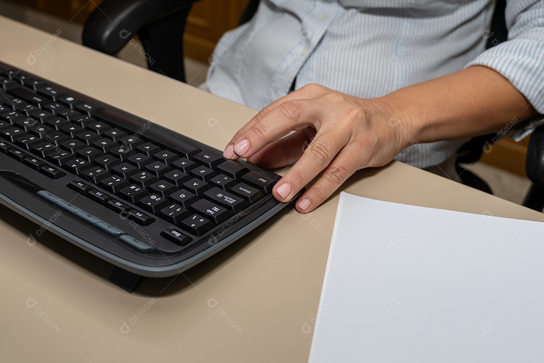 Mãos de homem no escritório clássico digitando no teclado do computador