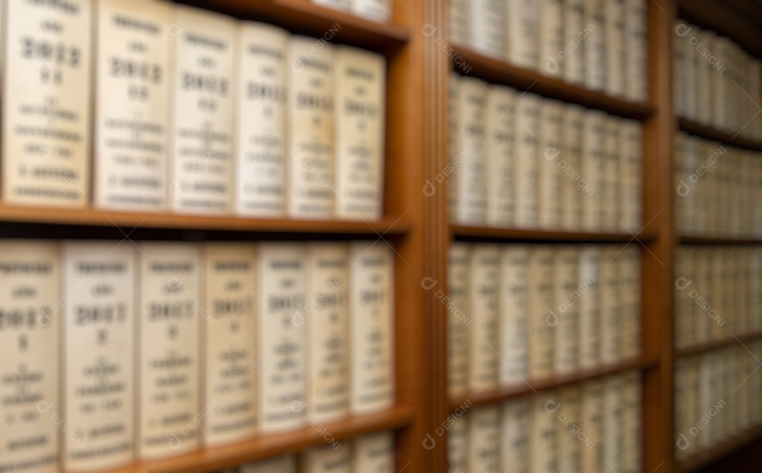 Livros antigos em prateleira desfocada