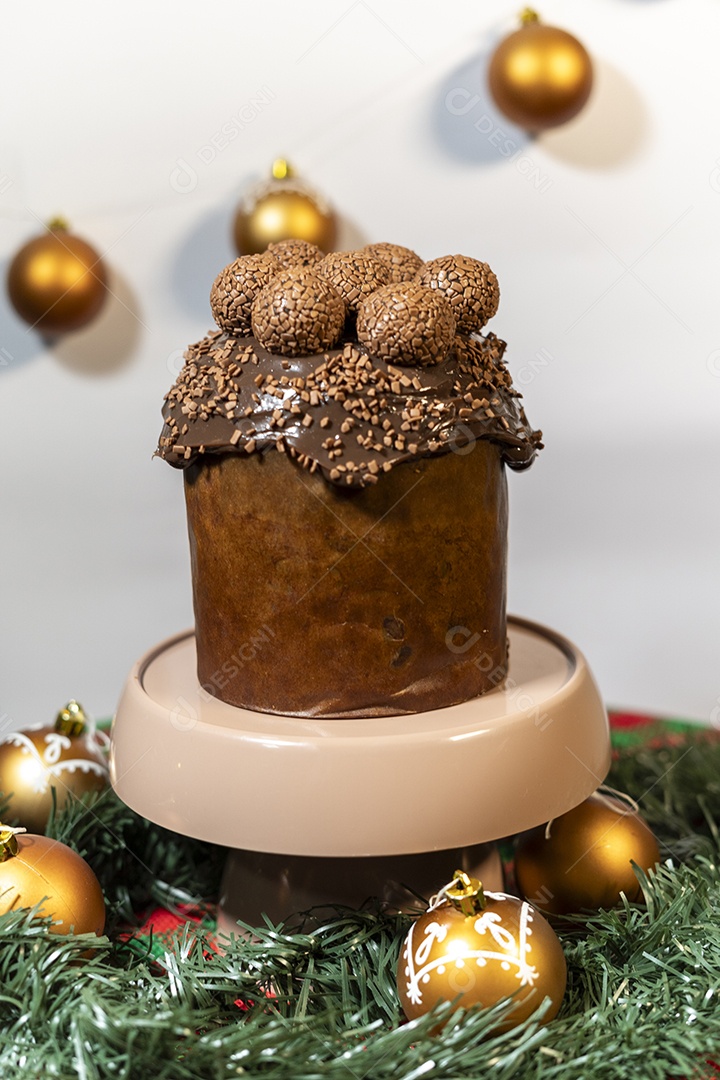 Panetone de chocolate com brigadeiros com decoração natalina