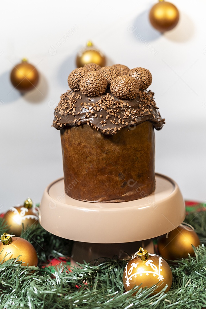 Panetone bem recheado de chocolate e brigadeiro