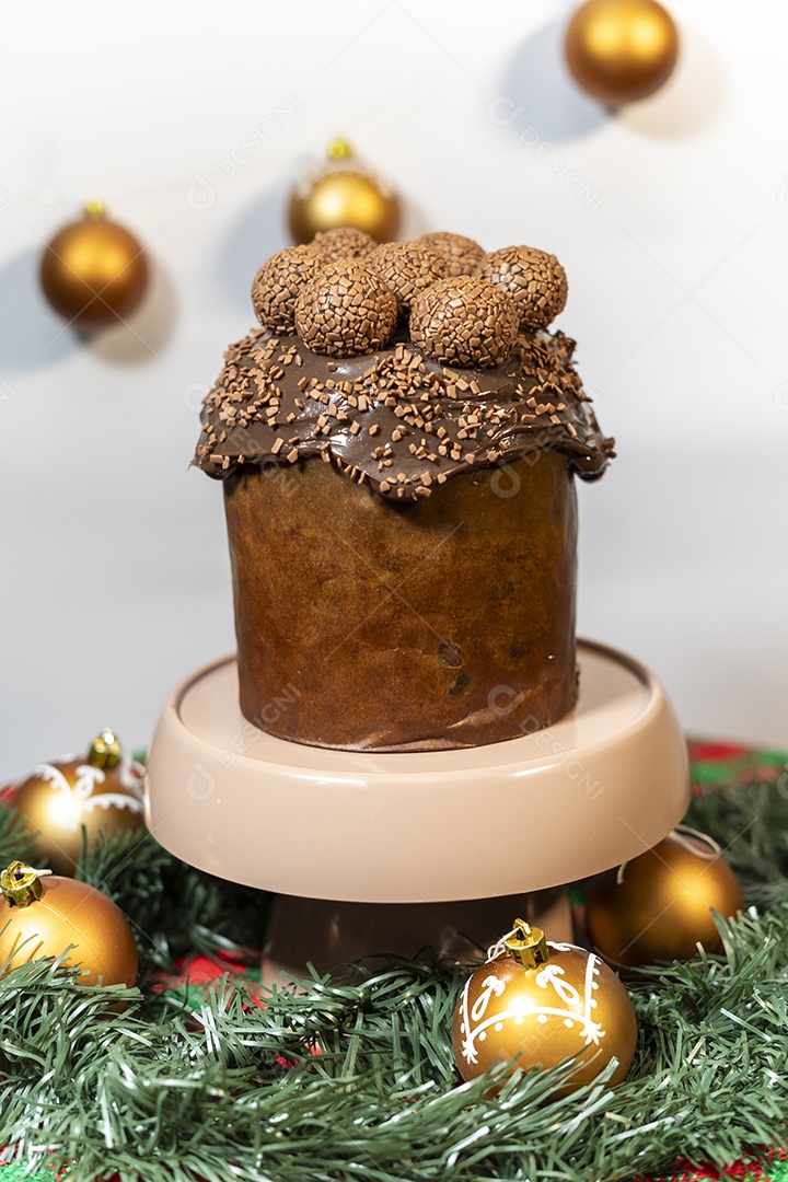 Panetone de chocolate com brigadeiro e decoração de natal