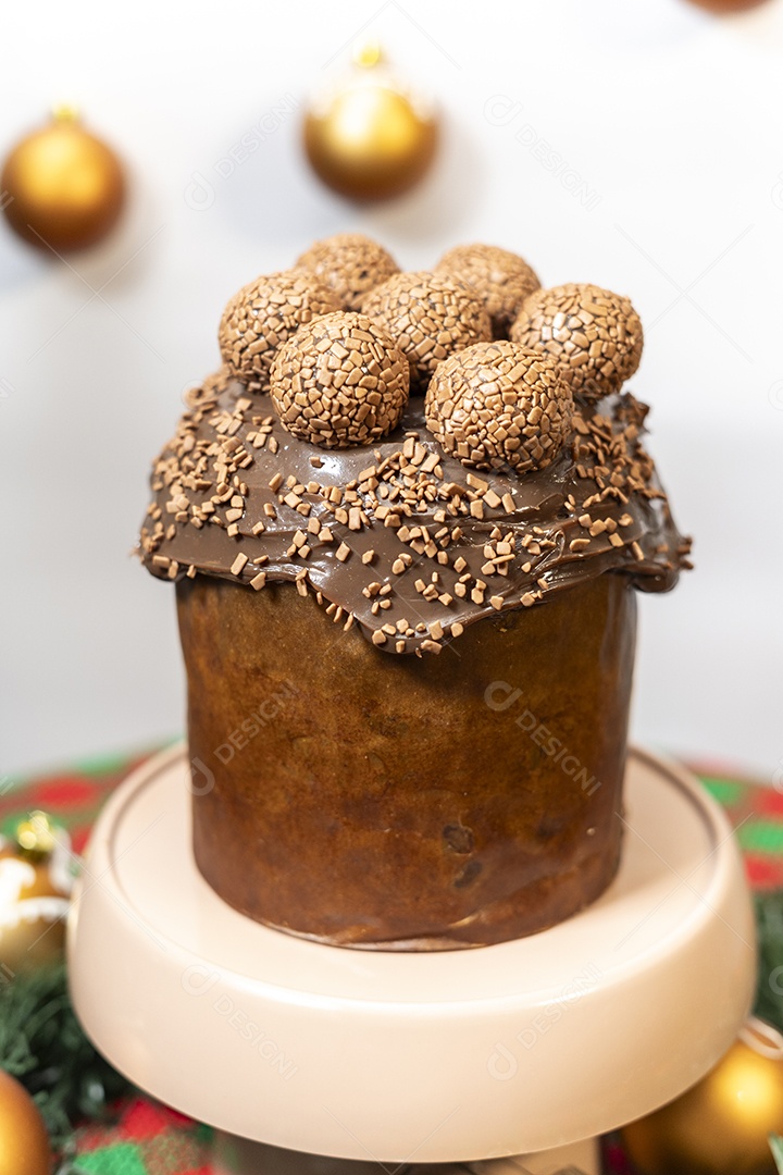 Panetone de brigadeiro com decoração de natal