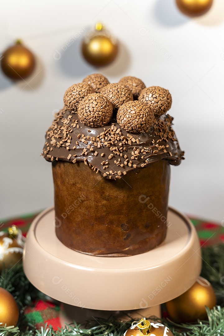 Panetone de brigadeiro com decoração de natal